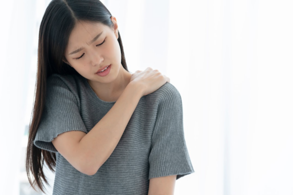 Dolore alla spalla: quando rivolgersi al fisioterapista o all’osteopata?